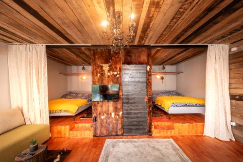 ein Wohnzimmer mit 2 Betten und einem Sofa in der Unterkunft Brauhaus Danube Cottage in Petrovaradin