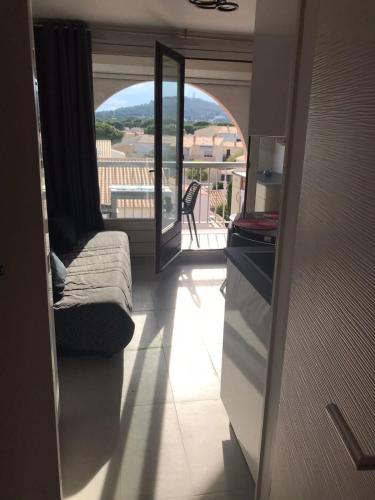 - un salon avec vue sur un balcon dans l'établissement Naturiste Cap d'Agde Port Soleil 571, au Cap d'Agde