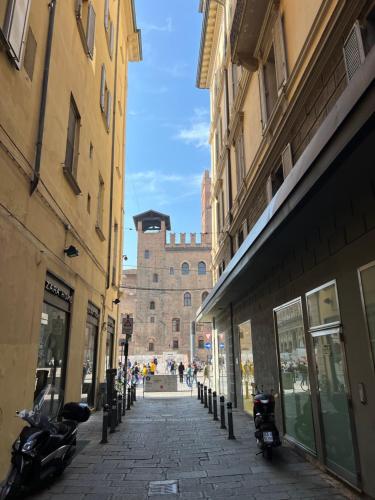 une rue dans une ville avec un château en arrière-plan dans l'établissement San Pietro, à Bologne