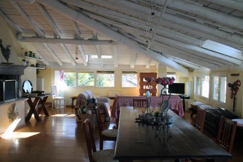 L'Oleandro sul Lago d'Iseo B&B في سولتسانو: غرفة معيشة مع طاولة وغرفة طعام