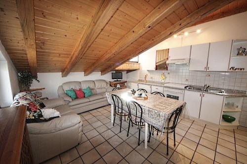 Costalta的住宿－Albergo Diffuso Costauta，厨房以及带桌子和沙发的客厅。