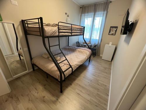Zimmer mit 2 Etagenbetten und einem Spiegel in der Unterkunft Sonila's Home in Bergamo
