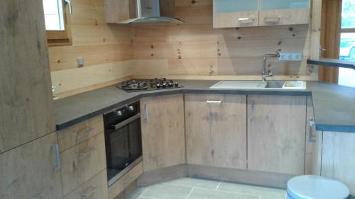 Kuchyň nebo kuchyňský kout v ubytování CHALET DES CHARBONNIERS AVEC ETANG - 5 chambres -