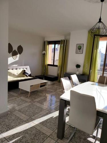 un salon avec une table et des chaises dans l'établissement LE PANIER DE PAPET, Central -Vx-Port-Mucem, à Marseille