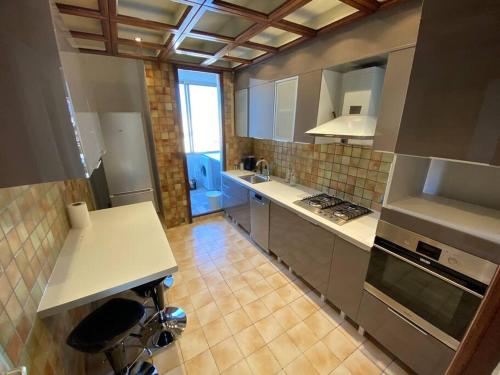 une grande cuisine avec un évier et un comptoir dans l'établissement LE PANIER DE PAPET, Central -Vx-Port-Mucem, à Marseille