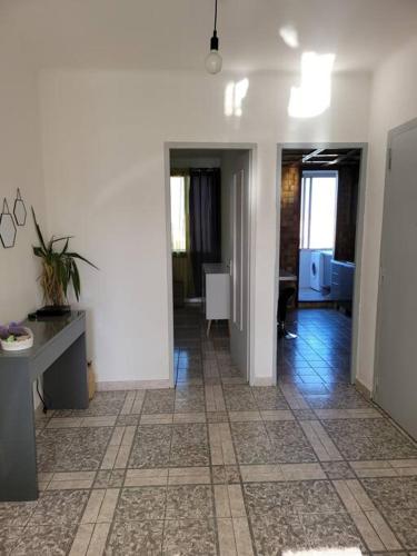 Elle comprend un salon doté de carrelage et de murs blancs. dans l'établissement LE PANIER DE PAPET, Central -Vx-Port-Mucem, à Marseille