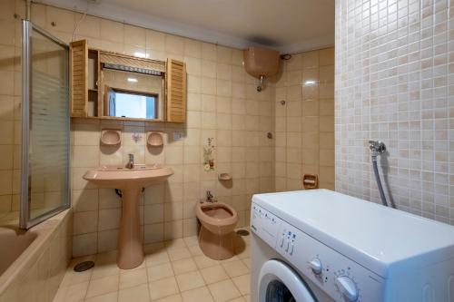 La salle de bains est pourvue d'un lavabo et de toilettes. dans l'établissement Casa Rosaria, à Conca dei Marini