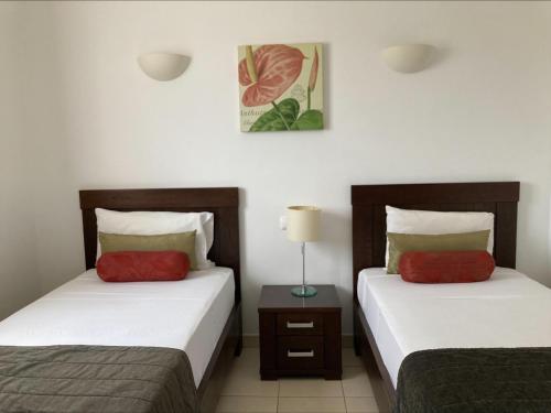 PrainhaにあるImo Blue Seaのベッドルーム1室(ベッド2台、ナイトスタンド付)