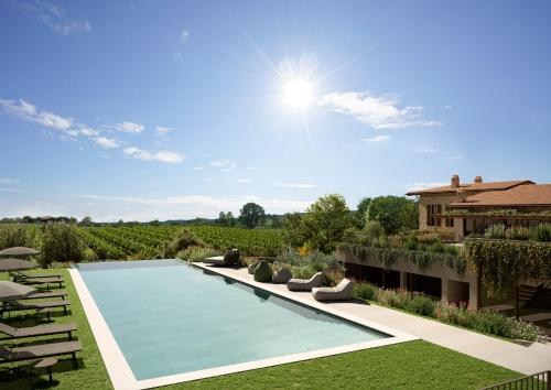 una piscina en el patio de una casa en Conti Thun Wine Resort, en Puegnago sul Garda