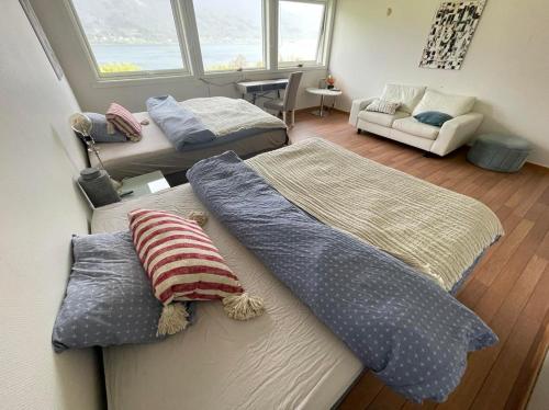 Habitación con 2 camas y sofá con almohadas en Tjeldøya Slott en Hov