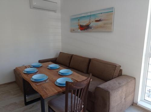 ein Wohnzimmer mit einem Holztisch und einem Sofa in der Unterkunft Екзарх Йосиф in Zarewo
