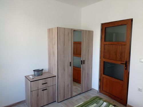 Habitación con armario de madera y puerta. en Екзарх Йосиф, en Tsarevo