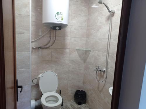 y baño con cabina de ducha y aseo. en Екзарх Йосиф, en Tsarevo