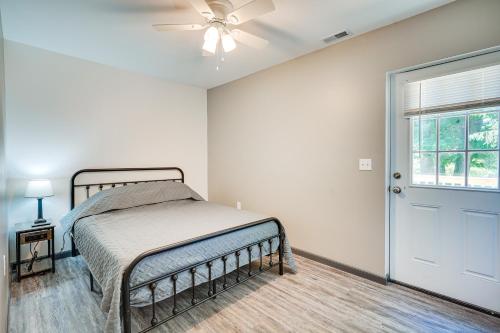 1 dormitorio con 1 cama y ventilador de techo en Zanesville Vacation Rental 2 Mi to Downtown!, en Zanesville