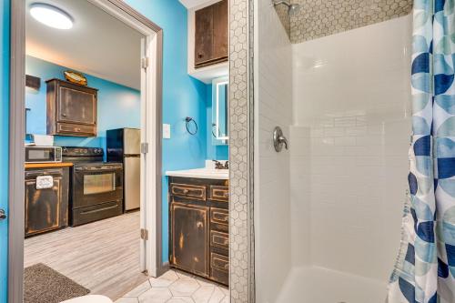 uma cozinha com paredes azuis e um chuveiro em Zanesville Vacation Rental 2 Mi to Downtown! em Zanesville