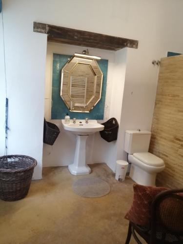 a bathroom with a sink and a toilet at Habitación Hinojo in Sanlúcar de Barrameda