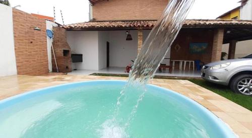 una fuente de agua frente a una casa en Duplex à 100m da Praia - Barra de São Miguel en Barra de São Miguel