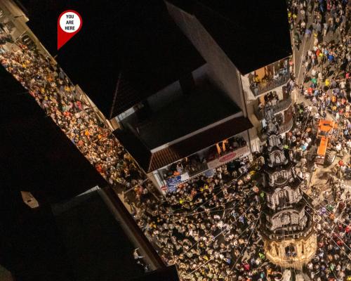 an overhead view of a crowd of people at a concert at Aurelia Casa Vacanze in Mirabella Eclano