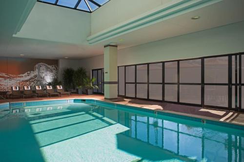 una gran piscina en una habitación de hotel con techo en Renaissance Nashville Hotel, en Nashville