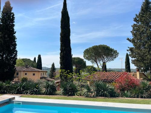 eine Villa mit einem Pool und Bäumen in der Unterkunft Casale Carla in Impruneta