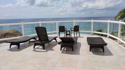 Beautiful 3 bedr vacation home with stunning Caribbean Sea views PG1A