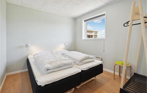 Nice Home In Sydals With Wifi في Neder Lysabild: غرفة نوم بسرير وملاءات بيضاء ونافذة