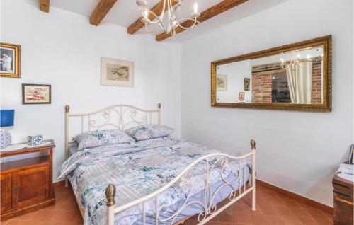 1 dormitorio con cama y espejo en la pared en Amazing Apartment In Klada With Kitchen, en Klada