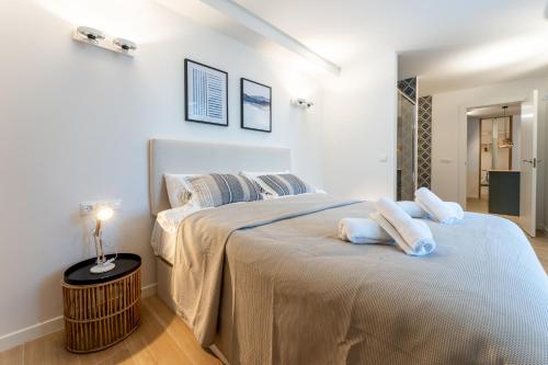 1 dormitorio con 1 cama grande y 2 almohadas en Luxury Beachfront Living on the beach with big terrace, en Torremolinos