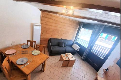 un salon avec une table et un canapé dans l'établissement Chamonixholidays, à Chamonix-Mont-Blanc