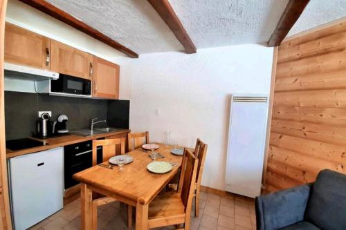une cuisine avec une table en bois et des chaises ainsi qu'une salle à manger dans l'établissement Chamonixholidays, à Chamonix-Mont-Blanc