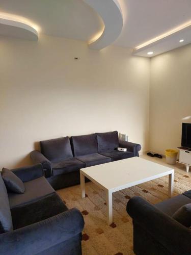 ein Wohnzimmer mit einem Sofa und einem Couchtisch in der Unterkunft استراحة في منطقة مرتفعة بالقرب من أبها in Abha