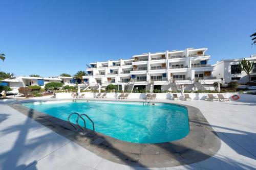 a swimming pool in front of a hotel at BLUESEA El Dorado in Puerto del Carmen