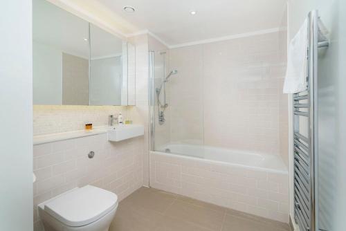 倫敦的住宿－Serene 3BR Family Retreat in Elephant and Castle，浴室配有卫生间、浴缸和水槽。