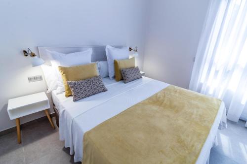 1 dormitorio con 1 cama blanca grande y 2 almohadas en Bex Holiday Homes, en Las Palmas de Gran Canaria