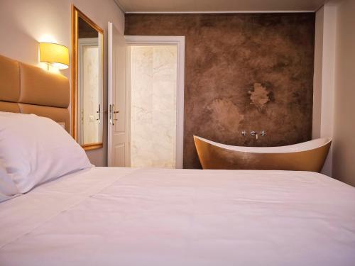 1 dormitorio con cama y bañera en Palazzo Orseolo- Gondola View, en Venecia