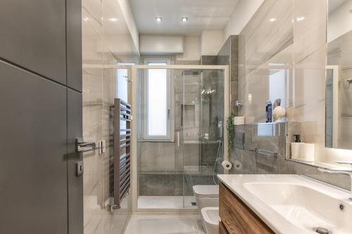 ミラノにあるGioia Apartmentのバスルーム(シャワー、トイレ、シンク付)