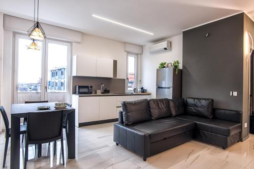 New & Bright Balcony Flat by Central Station