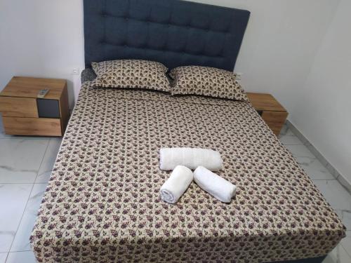 Una cama con dos toallas enrolladas encima. en Νεόκτιστη βίλα, Χώρα Πυθαγορείου, en Pythagoreio