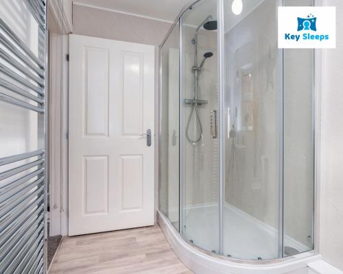 W łazience znajduje się prysznic ze szklanymi drzwiami. w obiekcie Key Sleeps - Private Parking - Lower Pilsley - Balcony - Contractors - Leisure w mieście Pilsley