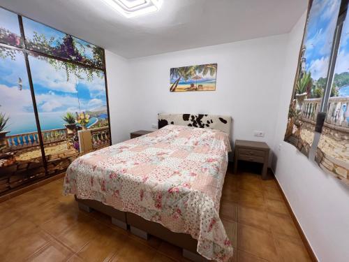 ein Schlafzimmer mit einem Bett und zwei großen Fenstern in der Unterkunft Apartamento las Palmeras in Roses