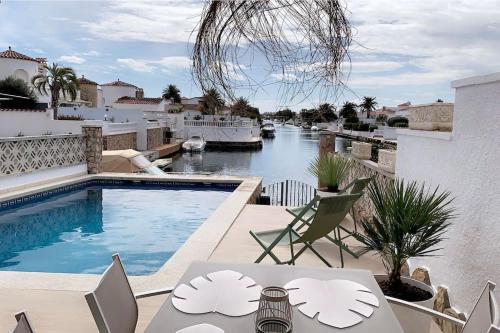 Casa Serenity au canal avec piscine et amarre