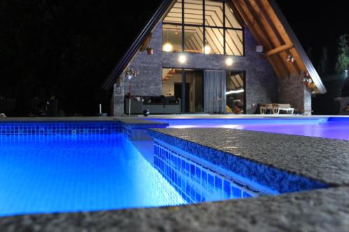una piscina frente a una casa por la noche en Villa Casablanca en Bosanska Krupa