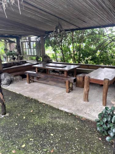 a group of picnic tables under a tent at 愛上龍過脈民宿 台東縣民宿編號969號 in Ch'u-lu