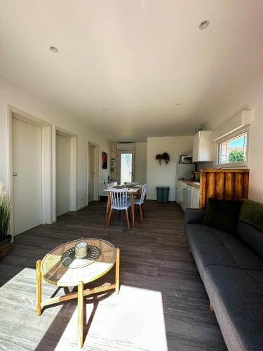 un salon avec un canapé et une table dans l'établissement El Rio Champenois, à Châlons-en-Champagne