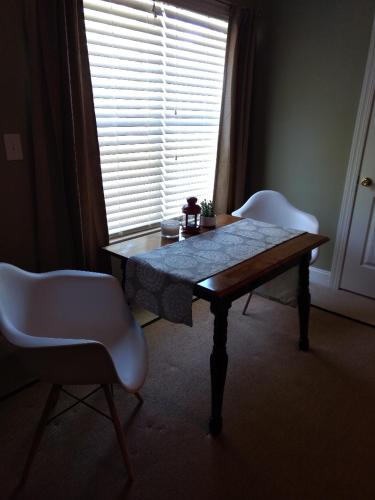 1 mesa y 2 sillas en una habitación con ventana en Private, Spacious Studio Apartment, Bath, Quiet en Chesapeake