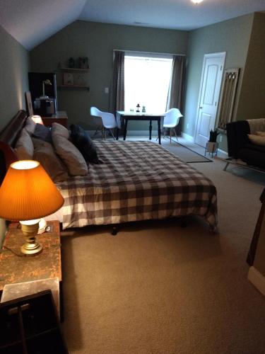 1 dormitorio con 1 cama y 1 mesa con sillas en Private, Spacious Studio Apartment, Bath, Quiet en Chesapeake