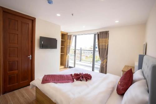 - une chambre dotée d'un lit blanc avec un oriel dans l'établissement Thung Lũng Xanh TQK Hotel, à Đà Lạt