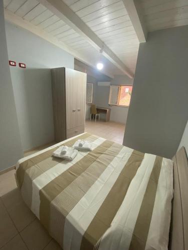 PolistenaにあるB&B Mura 17のベッドルーム1室(大型ベッド1台付)