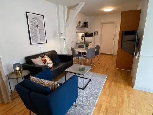Sala de estar con 2 sofás y mesa en Gothersgade, en Copenhague