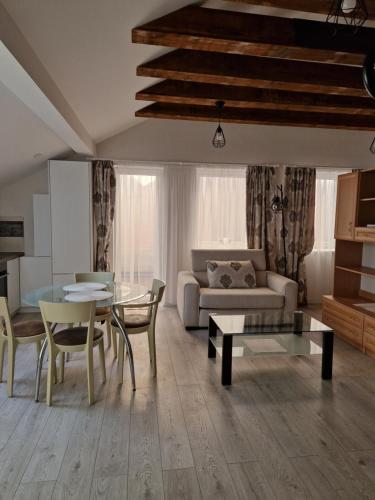 uma sala de estar com uma mesa e um sofá em Zauerveino apartamentai em Klaipėda